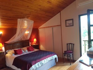 1 Schlafzimmer, Schreibtisch, Bügeleisen/Bügelbrett, Reisekinderbett