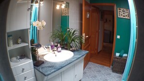 Douche, sèche-cheveux, serviettes fournies, savon