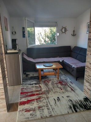 Smart-TV, Kamin, Tischfußball, Bücher