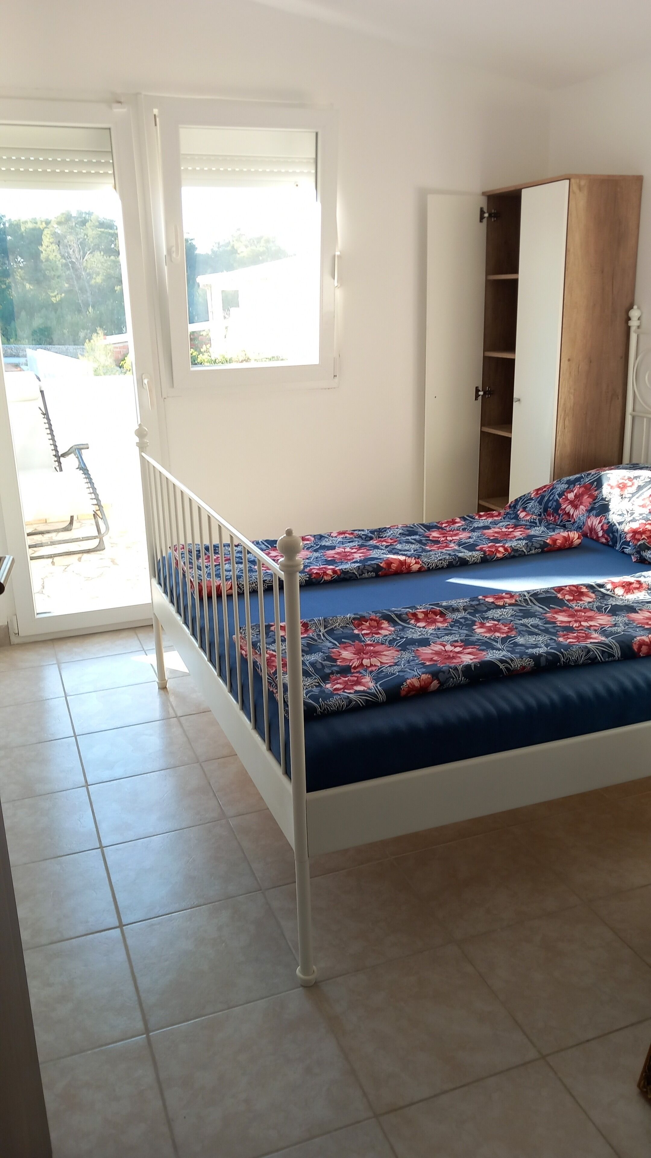 3 bedrooms, desk, internet, bed sheets