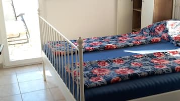 3 bedrooms, desk, internet, bed sheets
