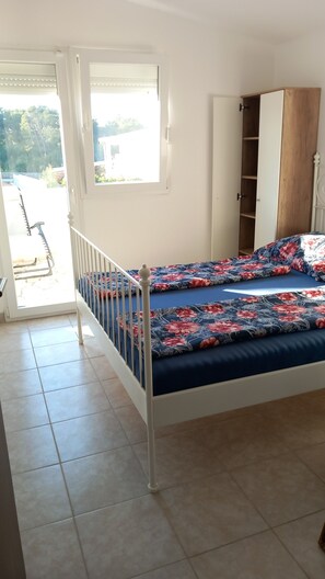 3 bedrooms, desk, internet, bed sheets - Up to 6 persons one price, for whole house-floor.3.room.kitchen,washingm,dishwashingm.coffeem. (Vir)