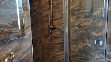 Dusche, Haartrockner, Handtücher, Seife