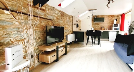 TV, stereo. Charming Apartment - Downtown
