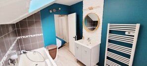 Hair dryer, towels, soap, toilet paper - Charming Apartment - Downtown (Châteaubriant)