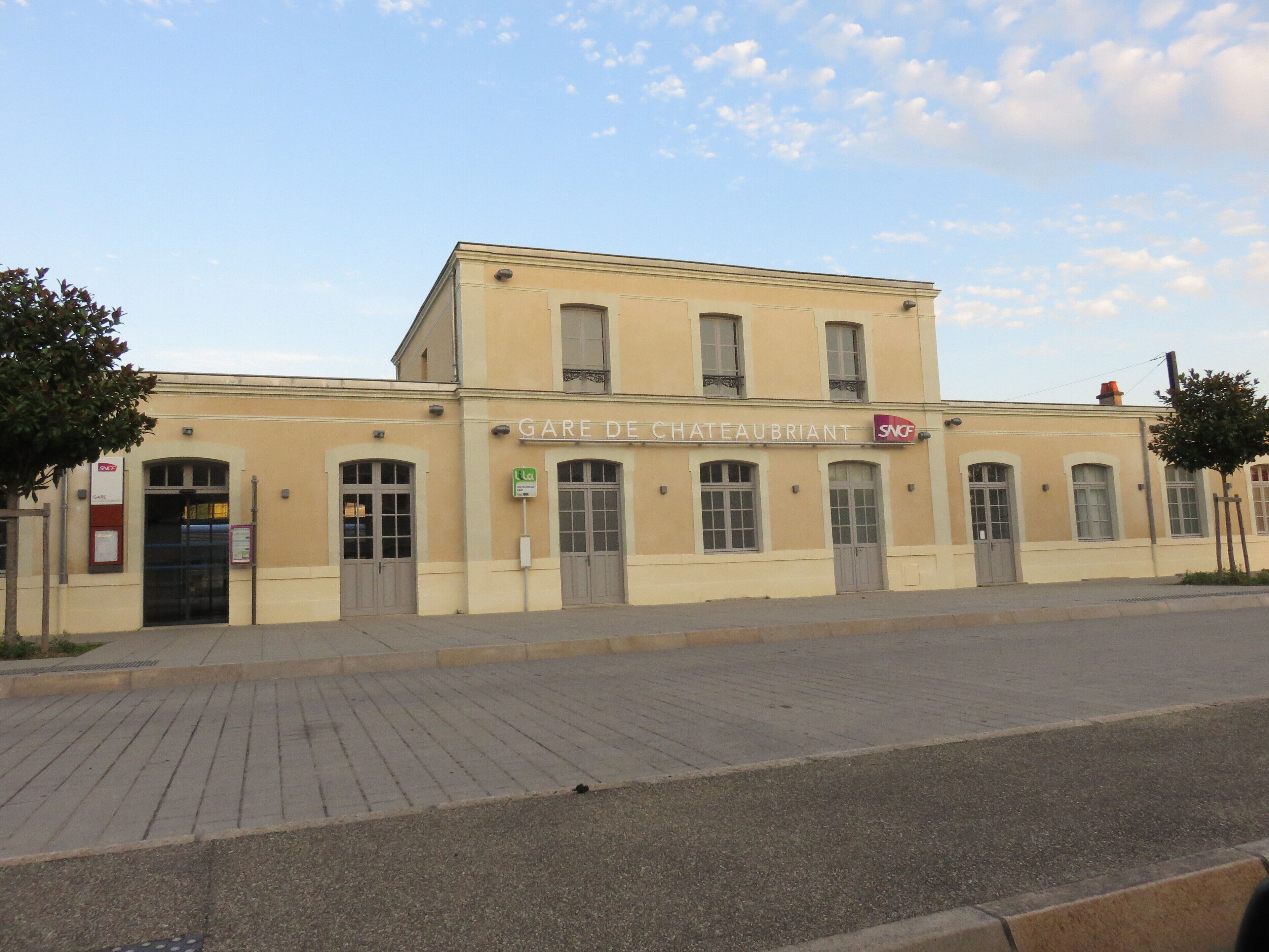 Un bâtiment à deux étages portant l’enseigne « GARE DE CHATEAUBRIANT » et le logo de la SNCF.