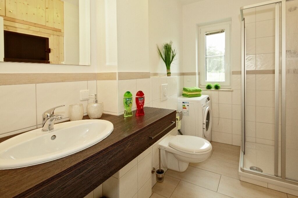 Duschwanne, Haartrockner, Bidet, Handtücher