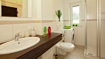 Duschwanne, Haartrockner, Bidet, Handtücher