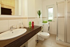 Ensemble baignoire-douche, séchoir à cheveux, bidet, serviettes fournies