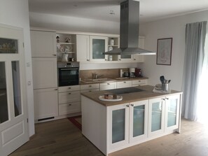 Kühlschrank, Ofen, Herdplatte, Geschirrspüler