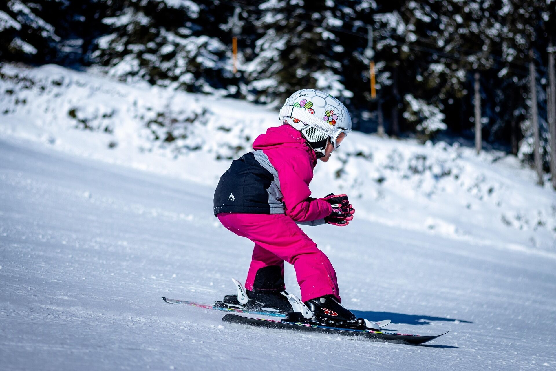 Une personne faisant de la planche à neige sur une pente enneigée.
