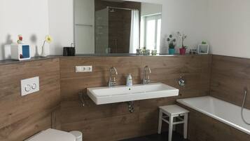 Baignoire, sĂšche-cheveux, serviettes fournies, savon