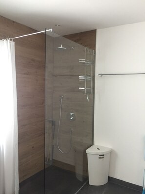 Bañera, secador de pelo, toallas y jabón
