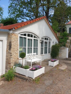 Exterior - Separate guest cottage in a quiet, idyllic location on the Dresden Elbe slope (Dresden)