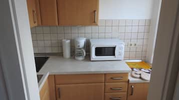Kühlschrank, Mikrowelle, Herdplatte, Wasserkocher mit Kaffee-/Teezubehör