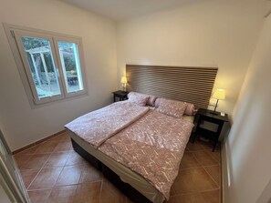 2 habitaciones, tabla de planchar con plancha y cuna de viaje 