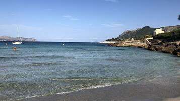 Una spiaggia nelle vicinanze, lettini da mare