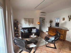 Smart TV, fireplace, books, stereo