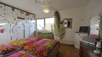 2 bedrooms, desk, iron/ironing board, free WiFi