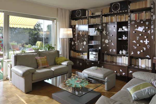 Das Wohnzimmer mit Panoramafenster/Zugang zur Terrasse.