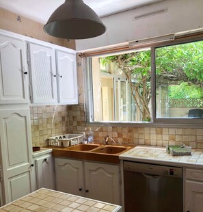 雪櫃、微波爐、焗爐、洗碗機