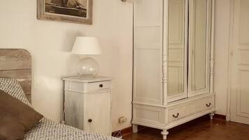 3 slaapkamers, een strijkplank/strijkijzer, gratis wifi, beddengoed