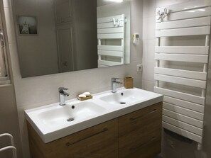 تجهيزات دش، مجففات شعر، مناشف