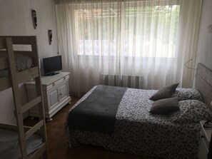 3 عدّة غرف نوم ومكواة/لوح كي وواي فاي مجانًا وملاءات أسرّة