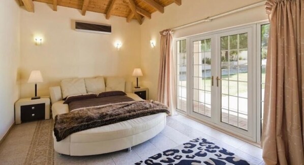 4 habitaciones, escritorio y tabla de planchar con plancha 