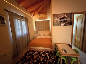4 slaapkamers, een bureau, een strijkplank/strijkijzer, reisbedje