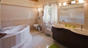 Badewanne, Haartrockner, Bidet, Handtücher