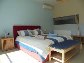 4 chambres, fer et planche à repasser, lit de bébé portatif