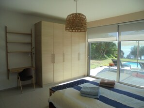 4 bedrooms, iron/ironing board, travel cot, free WiFi - Breathingtaking view on the Peloponnese.  (AIGINA)
