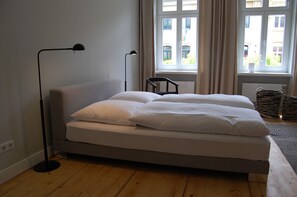 2 chambres, fer et planche à repasser, lit de bébé portatif
