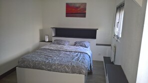 2 chambres, fer et planche à repasser, Wi-Fi, draps fournis