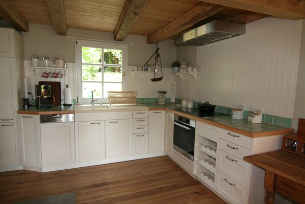 Fridge, microwave, oven, stovetop - Beautiful house in country style in the Bergisch Land (Ruppichteroth)
