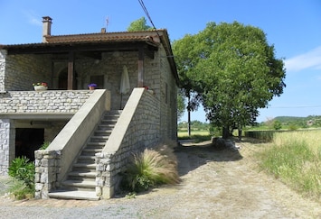 chemin d'accÚs l'avant coté Sud du gite a l'étage