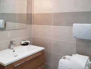 Dusche, Haartrockner, Handtücher, Toilettenpapier