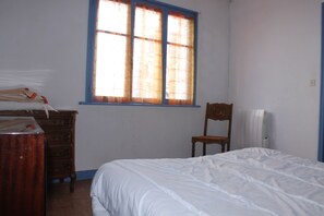 3 chambres, bureau, fer et planche à repasser, lit parapluie