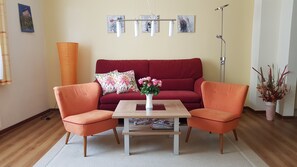 Een televisie, een dvd-speler, boeken en een stereo