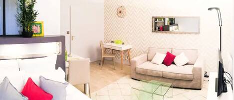 1 bedroom, desk, WiFi