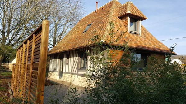 A traditional house with a sloped roof, wooden exterior, and a small window. - AN INDEPENDENT HOUSE FOR 4 PEOPLE AT PONT L'EVEQUE, BETWEEN HONFLEUR AND DEAUVILLE  (Coudray-Rabut)