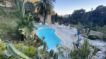 Una piscina al aire libre, una piscina climatizada