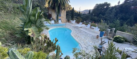 Una piscina al aire libre, una piscina climatizada