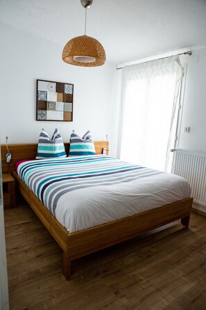 2 habitaciones, tabla de planchar con plancha y cuna de viaje 