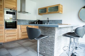 Fridge, microwave, oven, stovetop - Beautiful apartment on the edge of seine Vernon giverny sleeps 8 (Vernon)