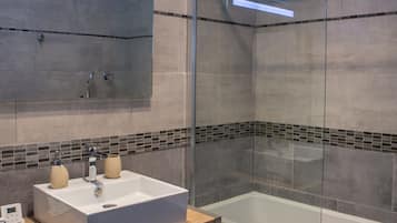 Ensemble douche/baignoire, sĂšche-cheveux, serviettes fournies, savon