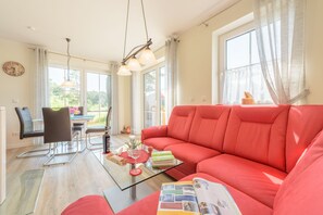 Smart TV, fireplace, books, music library - Fantastic thatched-roof vacation home on the Szczecin Lagoon - relaxation at any time of year (Zirchow)