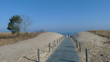 Perto da praia, espreguiçadeiras 