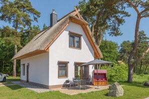 Exterior - Fantastic thatched-roof vacation home on the Szczecin Lagoon - relaxation at any time of year (Zirchow)